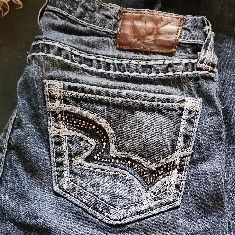 Stylish Blue Denim Jeans with Embellished Pockets - Picture 2 of 8